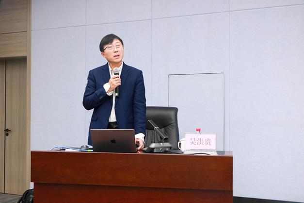 吴洪贵是国家"双高计划"高水平电子商务专业群负责人,国家高等学校